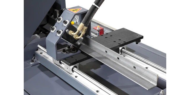 Detalhe do avanço e dos trilhos da puncionadeira CNC para cantoneira CC3C5