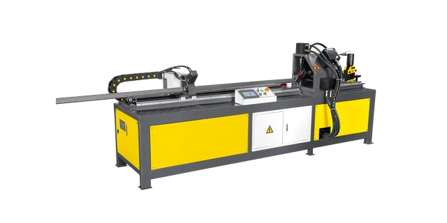 Máquina CNC CC3C5 com barra de cantoneira posicionada para processamento