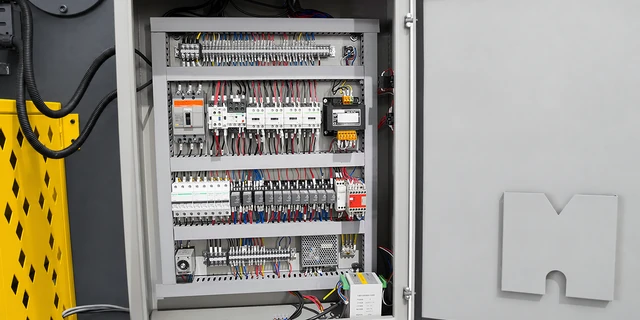 Quadro elétrico aberto da dobradeira hidráulica PDH4 com componentes e fiação originais